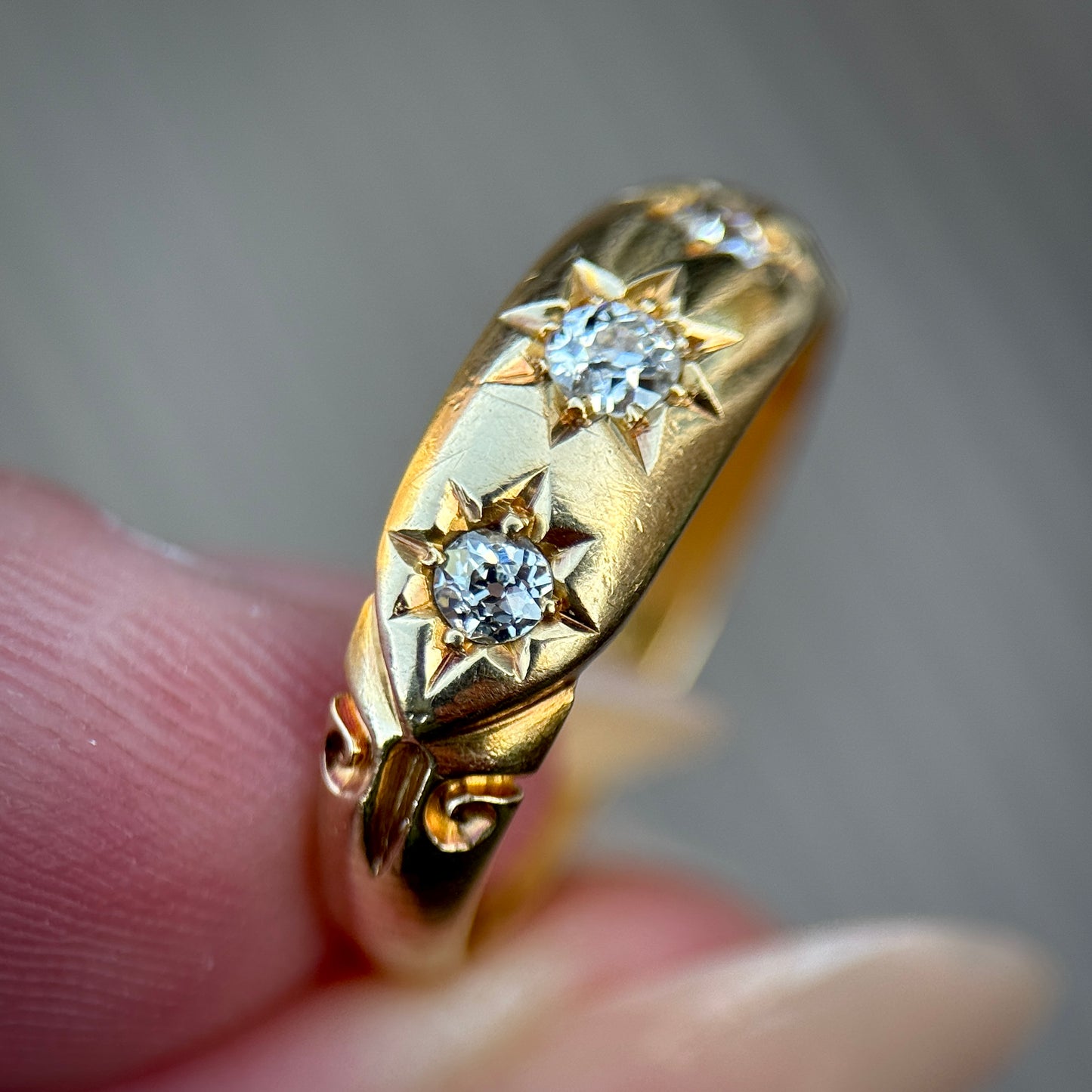 18ct Gold Antique Fully Hallmarked Old Cut three stone Diamond gypsy Ring 3.4g