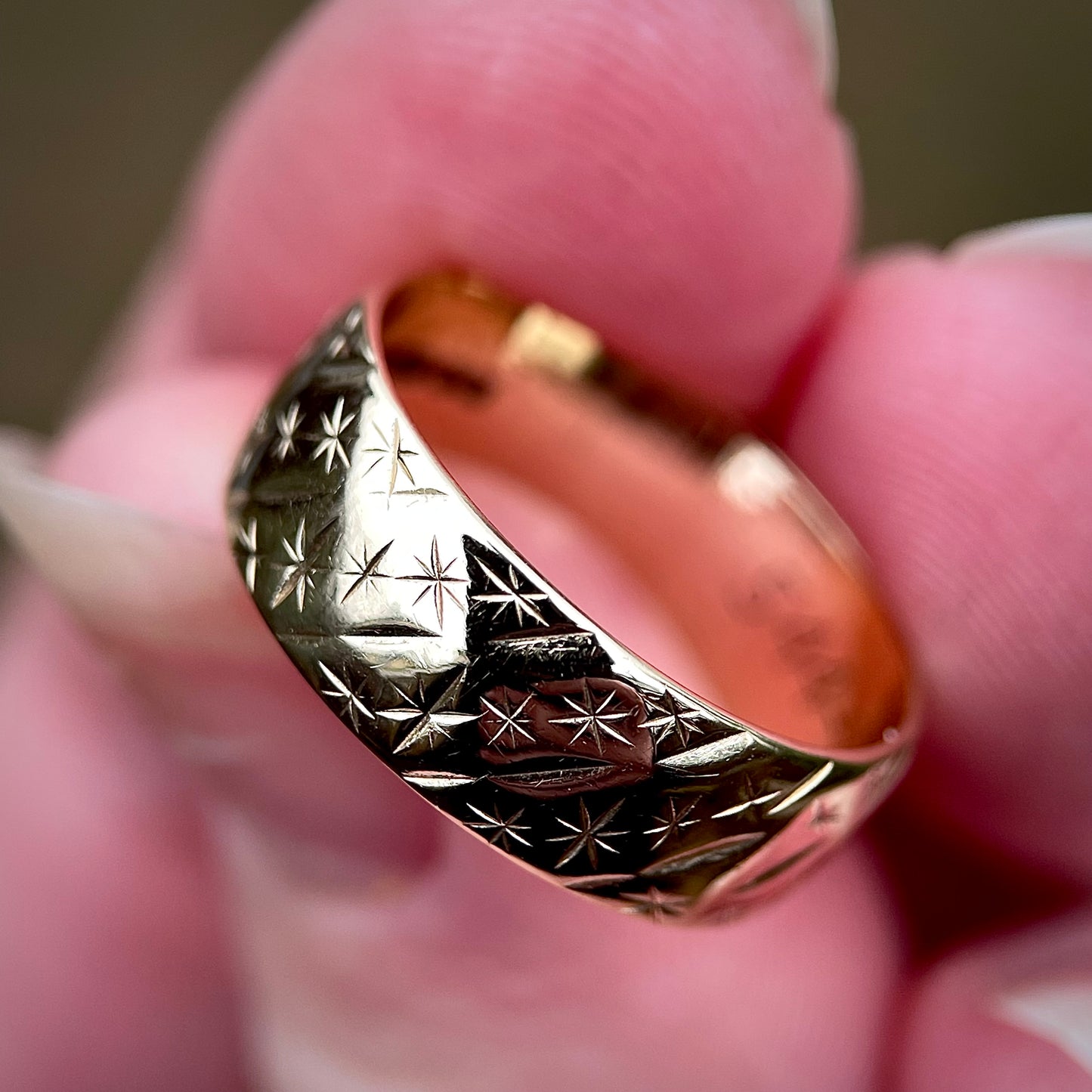 9CT Gold Fully Hallmarked Eternity Star Patterned Band Gypsy Ring Size K