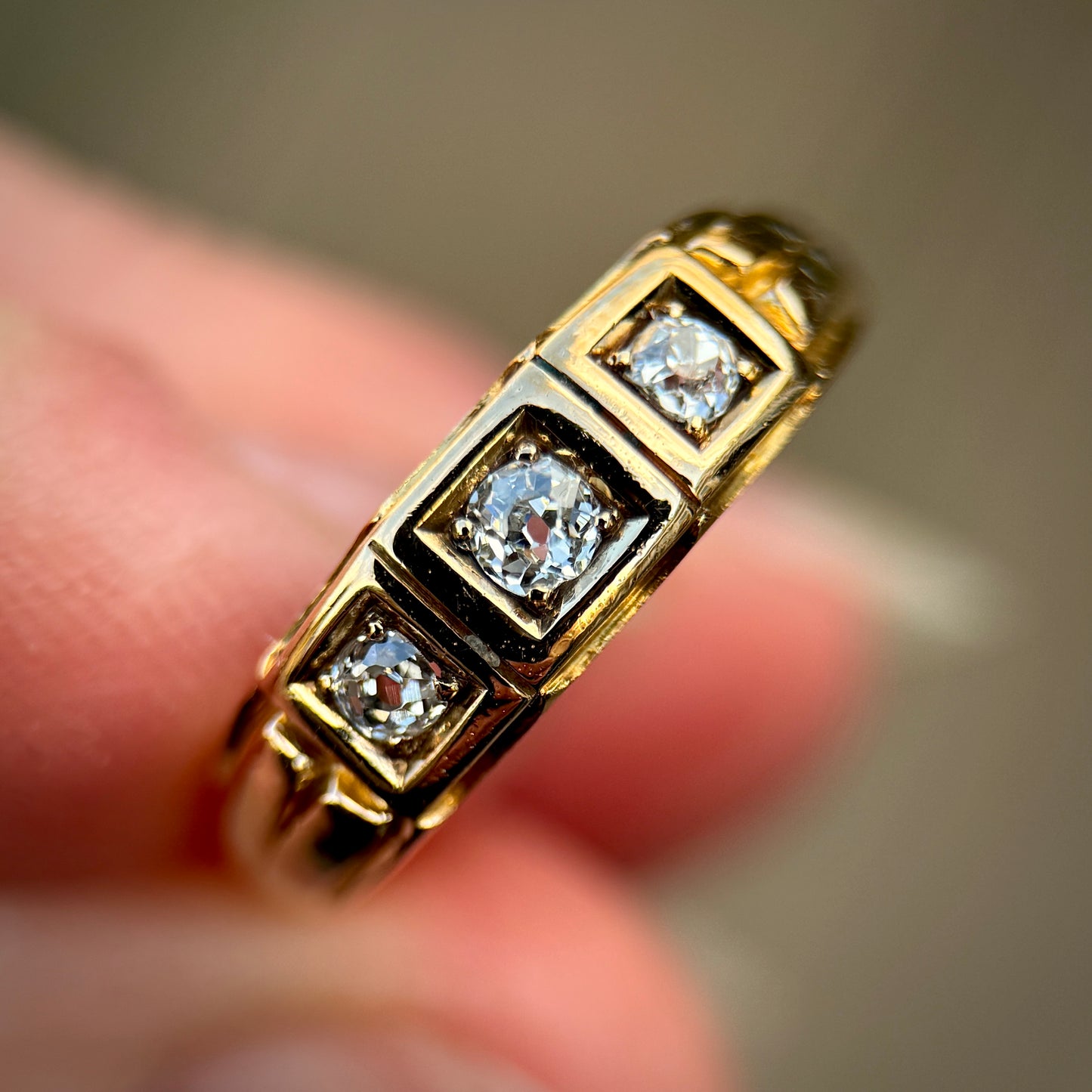 18ct Gold Antique Fully Hallmarked Old Cut three stone Diamond gypsy Ring 3.5g