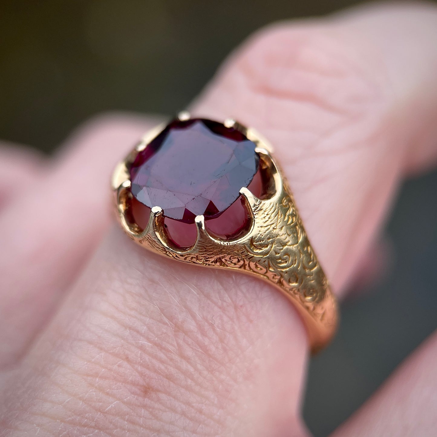 18ct Gold Antique Victorian Fully Hallmark Almandine Garnet Solitaire Gypsy Ring