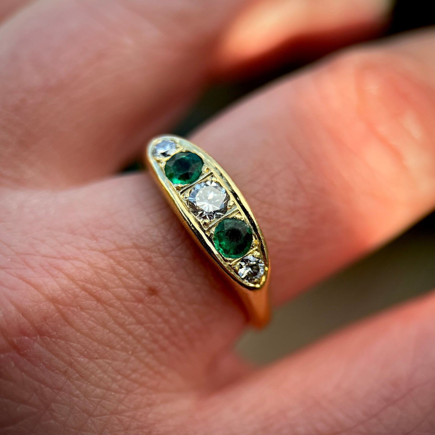 18ct Gold Emerald & 0.40ct Brilliant Cut Diamond gypsy Ring 5.0 grams Size Q