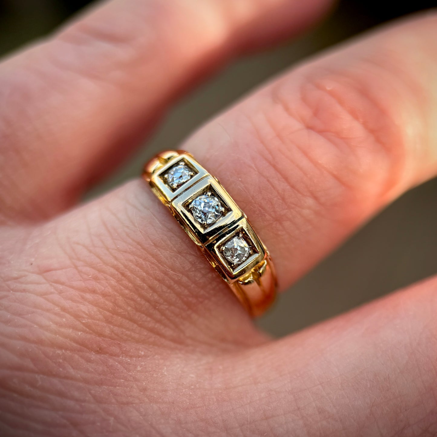 18ct Gold Antique Fully Hallmarked Old Cut three stone Diamond gypsy Ring 3.5g
