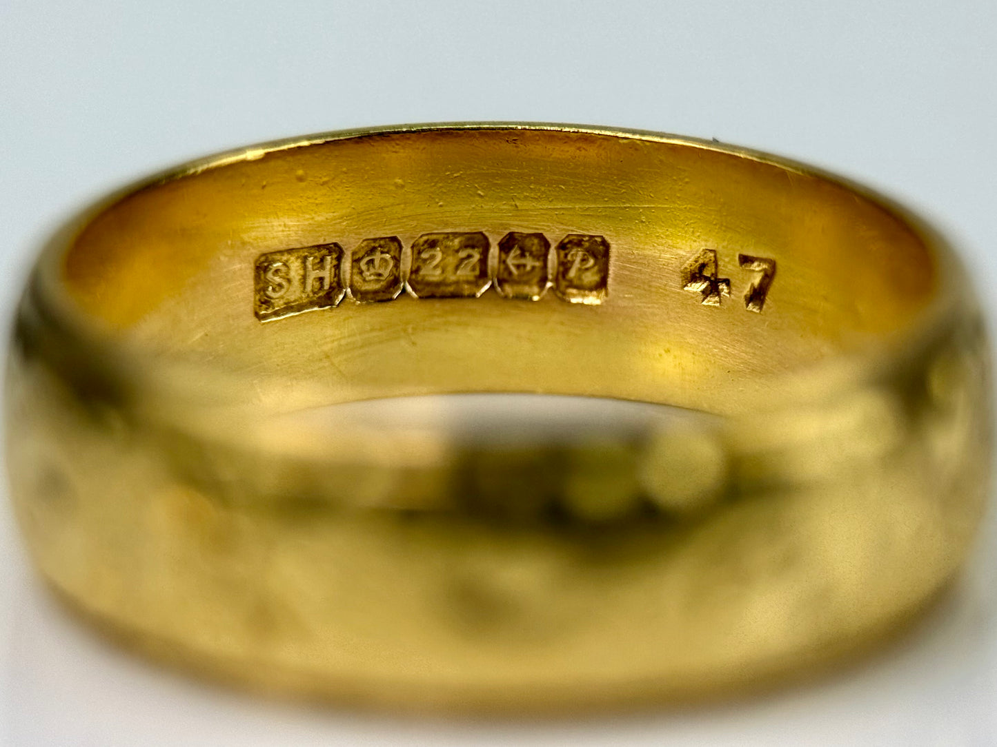 22ct Gold engraved wedding band Ring HEAVY 5 grams