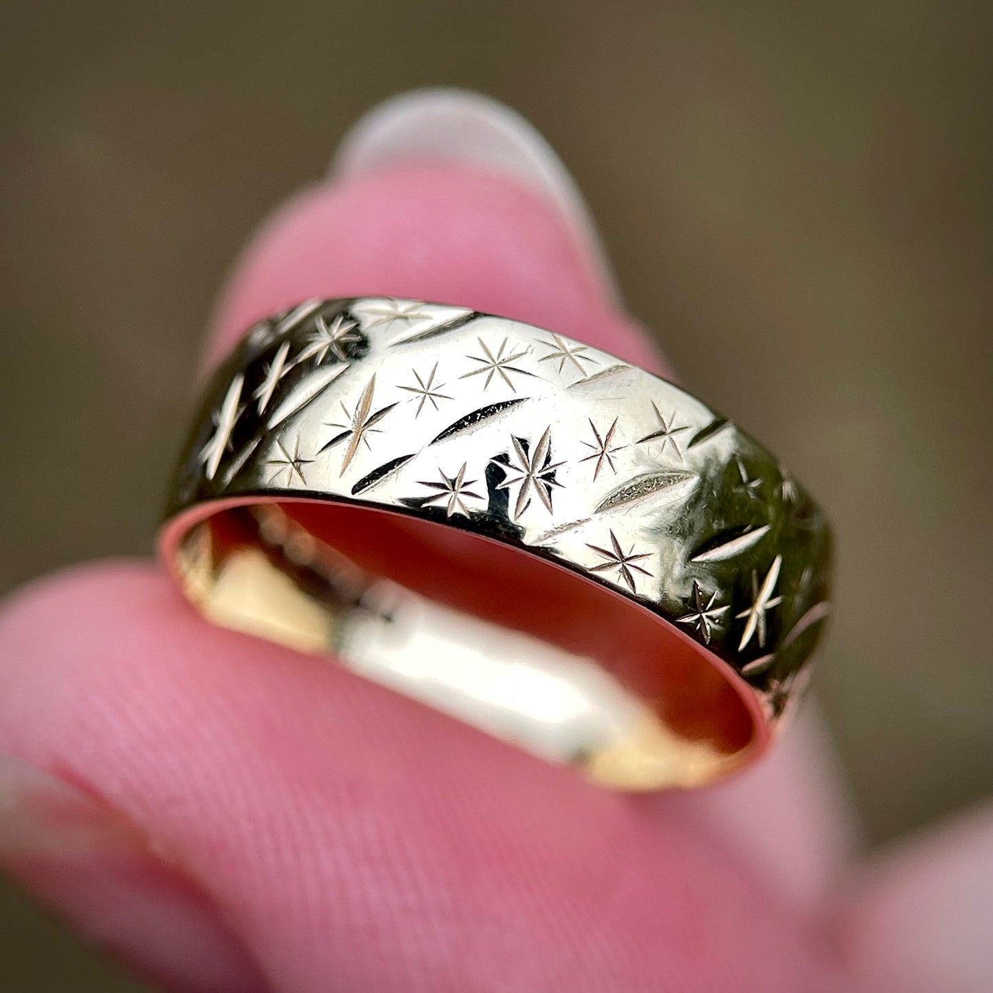 9CT Gold Fully Hallmarked Eternity Star Patterned Band Gypsy Ring Size K