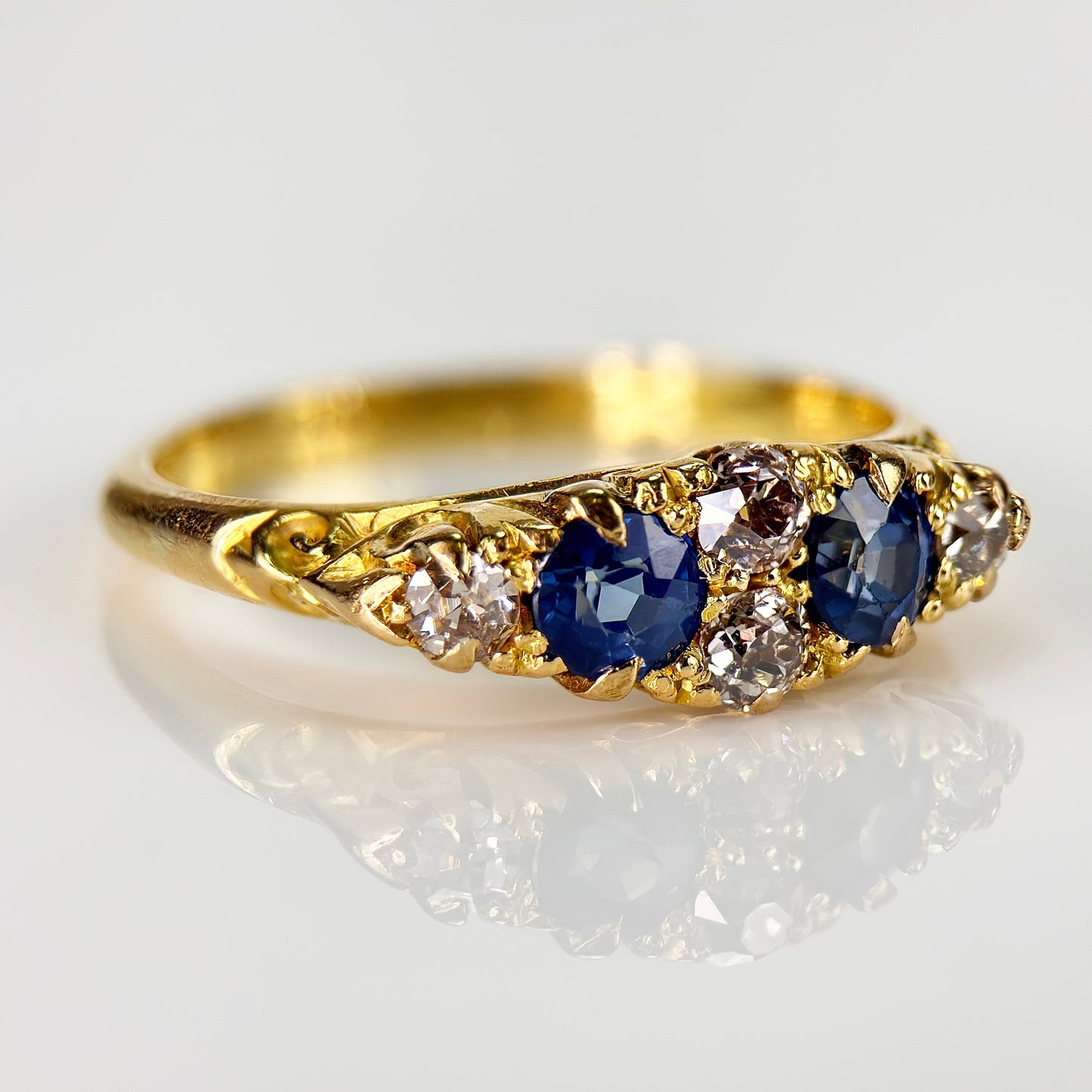 18ct Antique 0.50ct Sapphire & 0.30ct Old Cut Diamond Gold Ring 3.8 grams