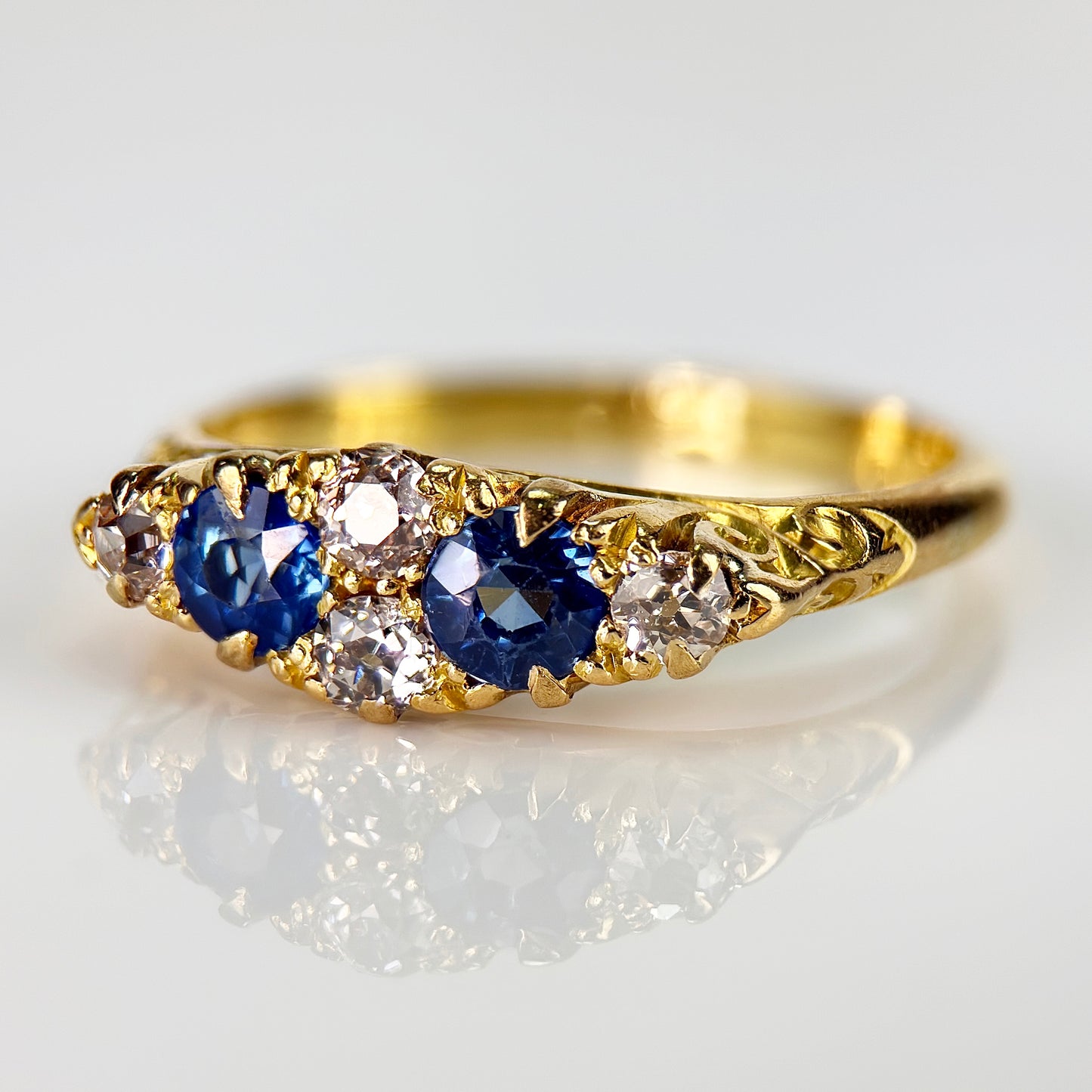 18ct Antique 0.50ct Sapphire & 0.30ct Old Cut Diamond Gold Ring 3.8 grams