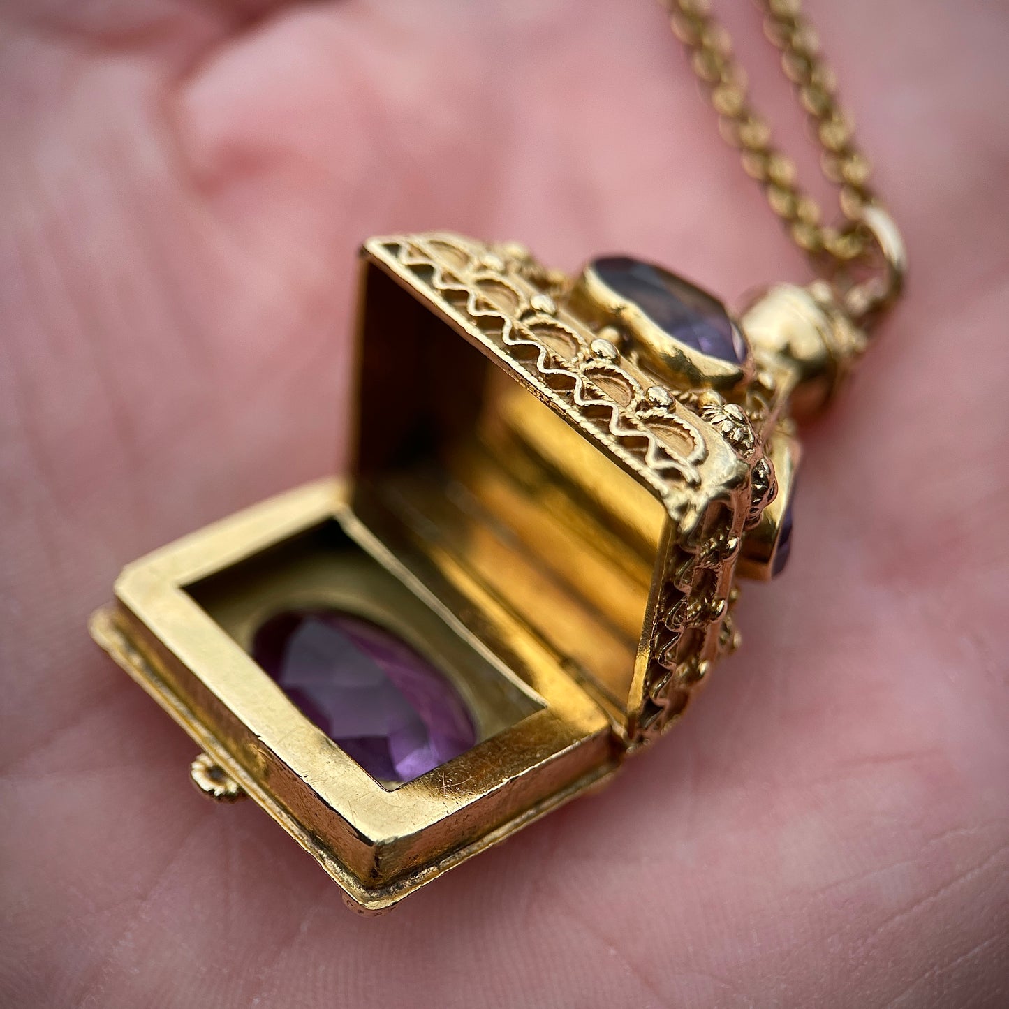 15CT Gold Antique Amethyst Heart Pendant Locket Seal Pill Box 9CT Gold Chain