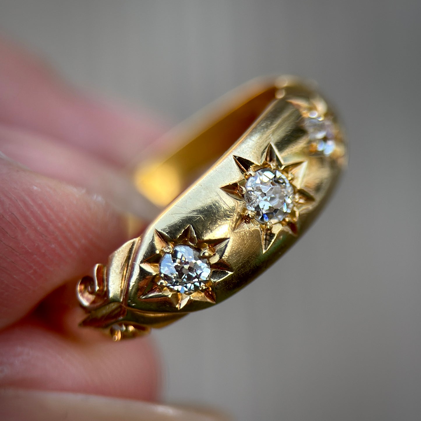 18ct Gold Antique Fully Hallmarked Old Cut three stone Diamond gypsy Ring 3.4g