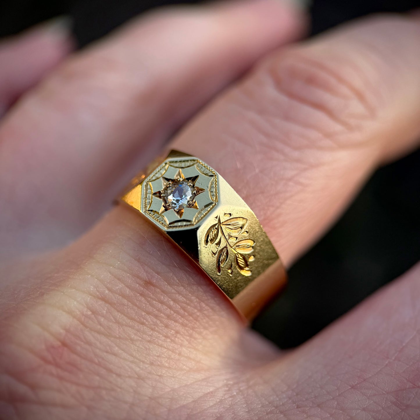 18ct Gold Fully Hallmarked Old cut diamond engraved Signet Ring HEAVY 6.3 grams