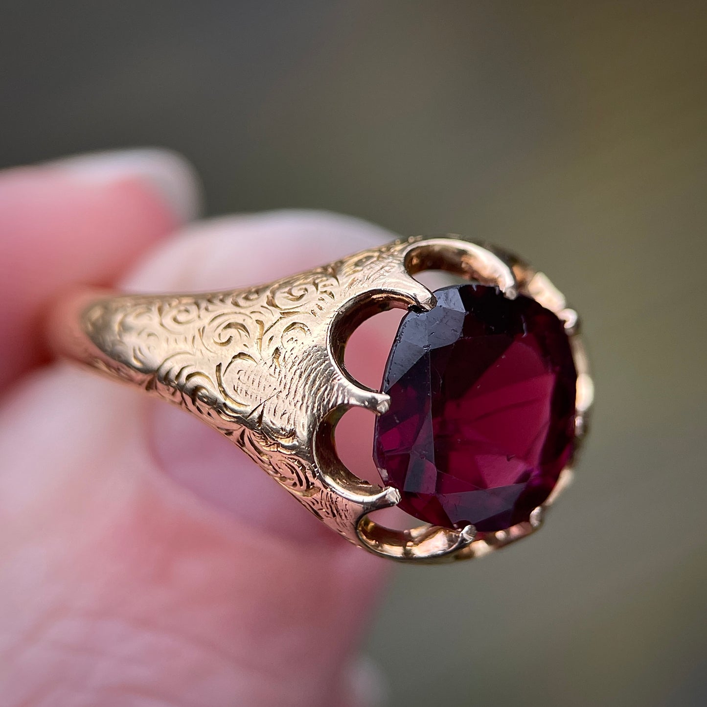 18ct Gold Antique Victorian Fully Hallmark Almandine Garnet Solitaire Gypsy Ring