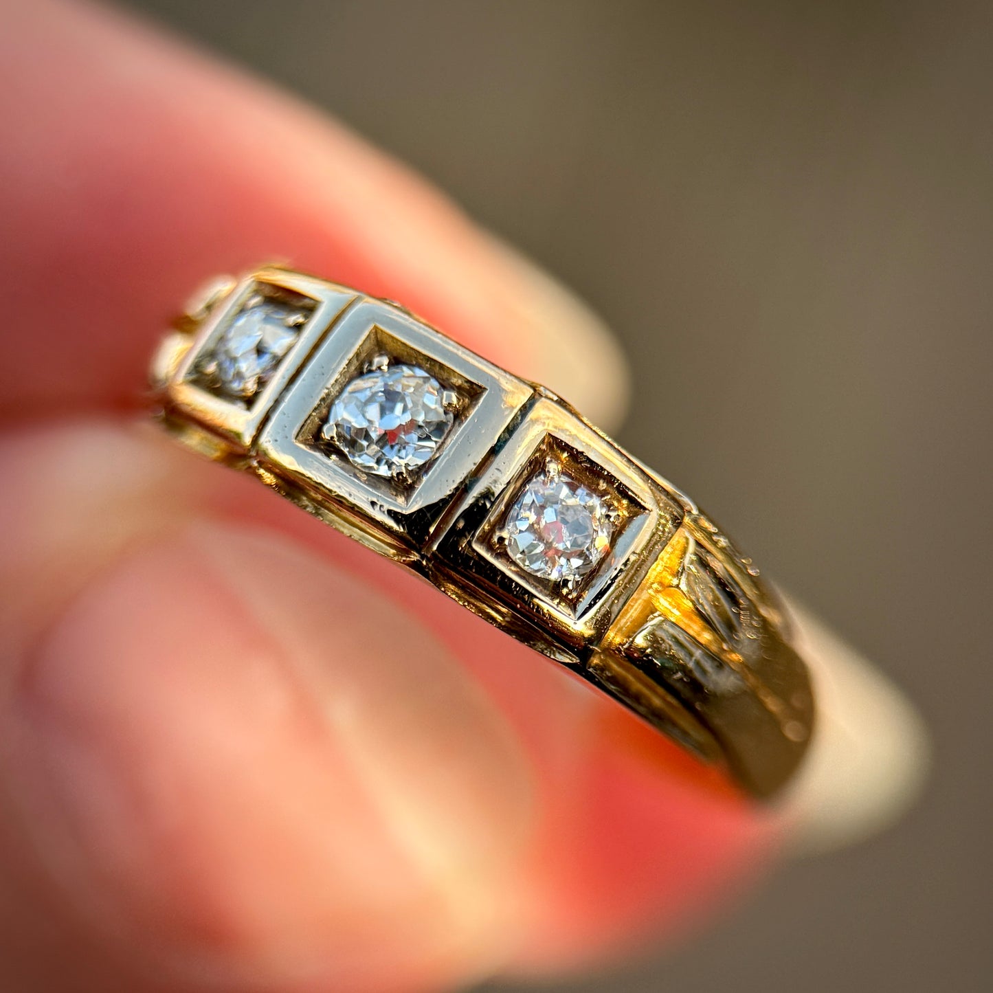 18ct Gold Antique Fully Hallmarked Old Cut three stone Diamond gypsy Ring 3.5g