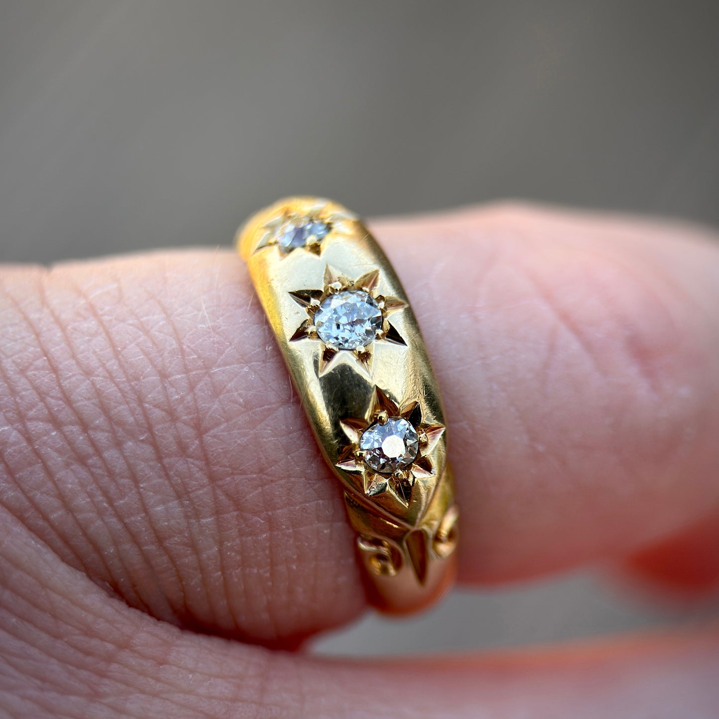 18ct Gold Antique Fully Hallmarked Old Cut three stone Diamond gypsy Ring 3.4g