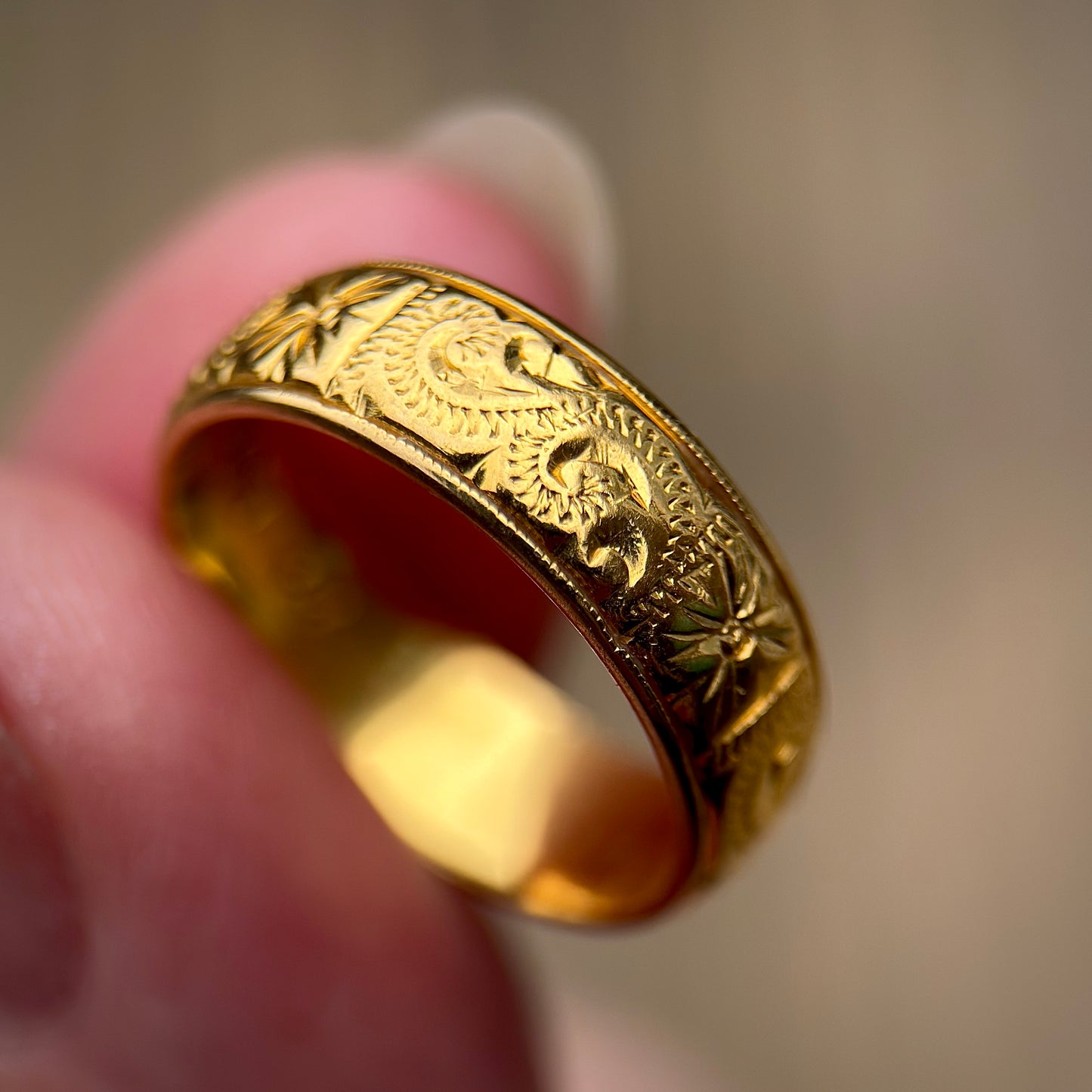 22ct Gold engraved wedding band Ring HEAVY 5 grams