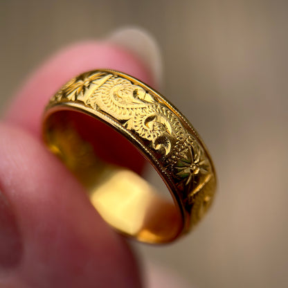 22ct Gold engraved wedding band Ring HEAVY 5 grams