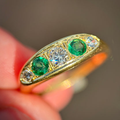 18ct Gold Emerald & 0.40ct Brilliant Cut Diamond gypsy Ring 5.0 grams Size Q