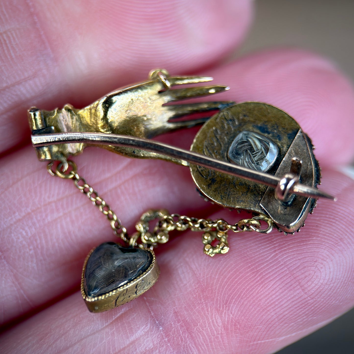 15ct Gold Antique Georgian early Victorian Hand Heart Key Mourning brooch lace pin