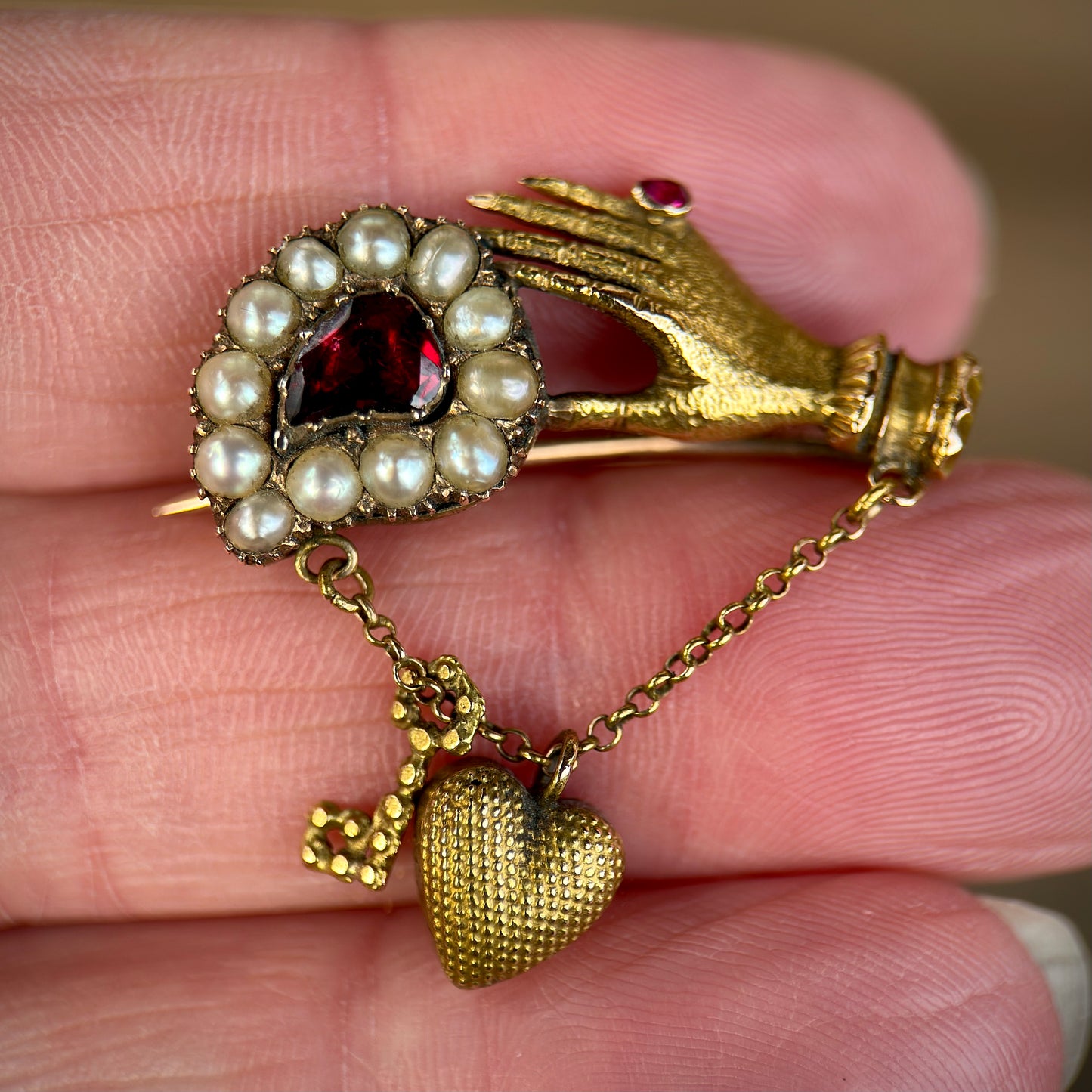 15ct Gold Antique Georgian early Victorian Hand Heart Key Mourning brooch lace pin