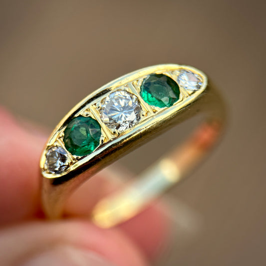 18ct Gold Emerald & 0.40ct Brilliant Cut Diamond gypsy Ring 5.0 grams Size Q