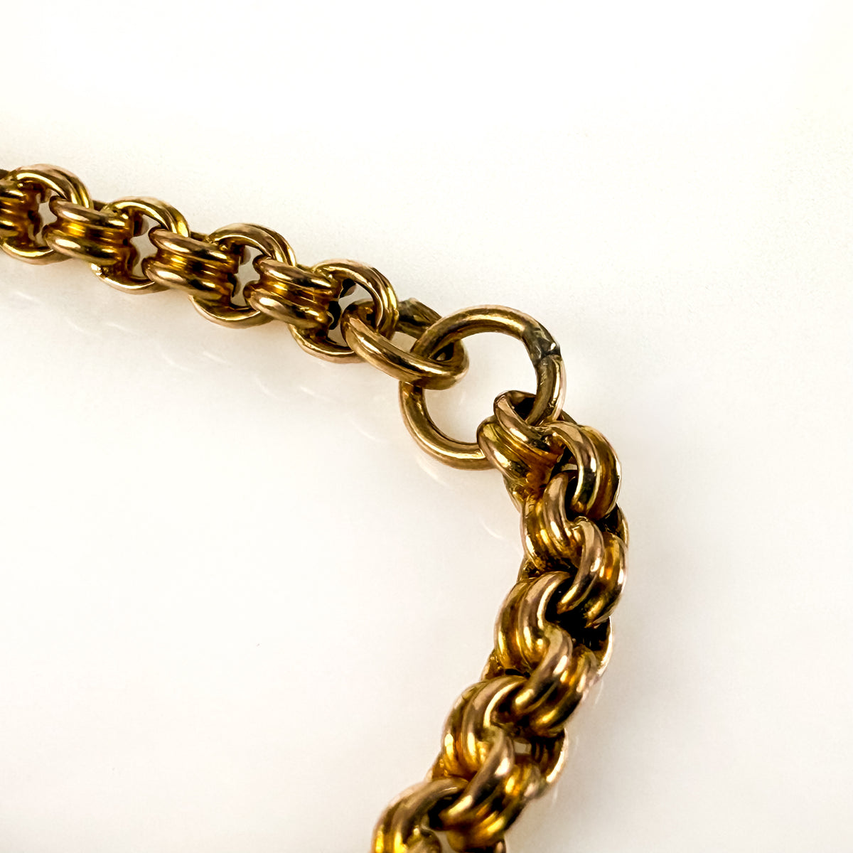 9ct yellow gold Antique ribbed belcher long guard muff chain 38.5" 19.60 grams