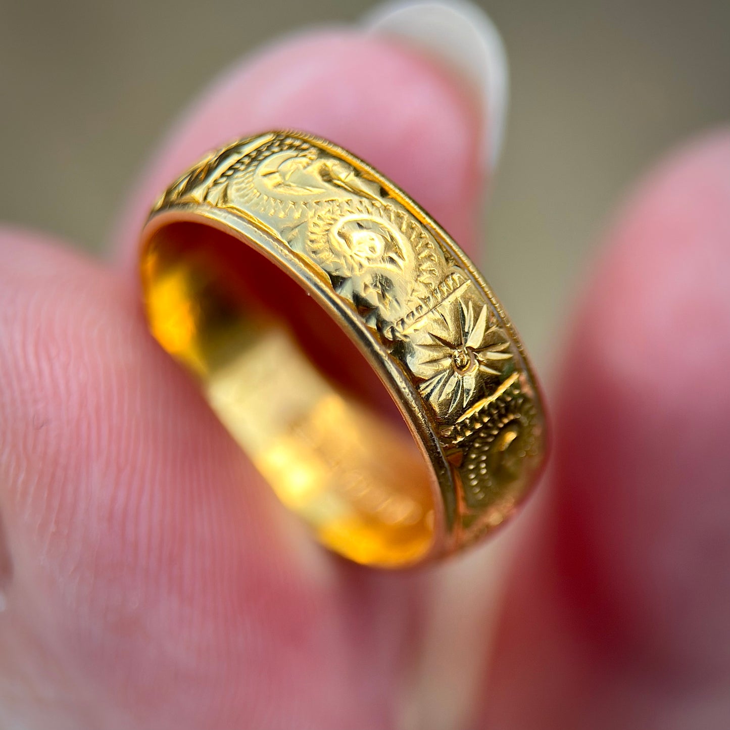 22ct Gold engraved wedding band Ring HEAVY 5 grams