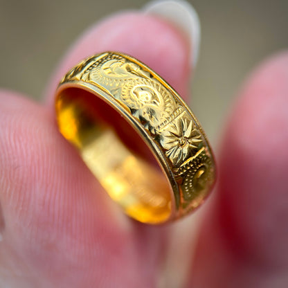 22ct Gold engraved wedding band Ring HEAVY 5 grams