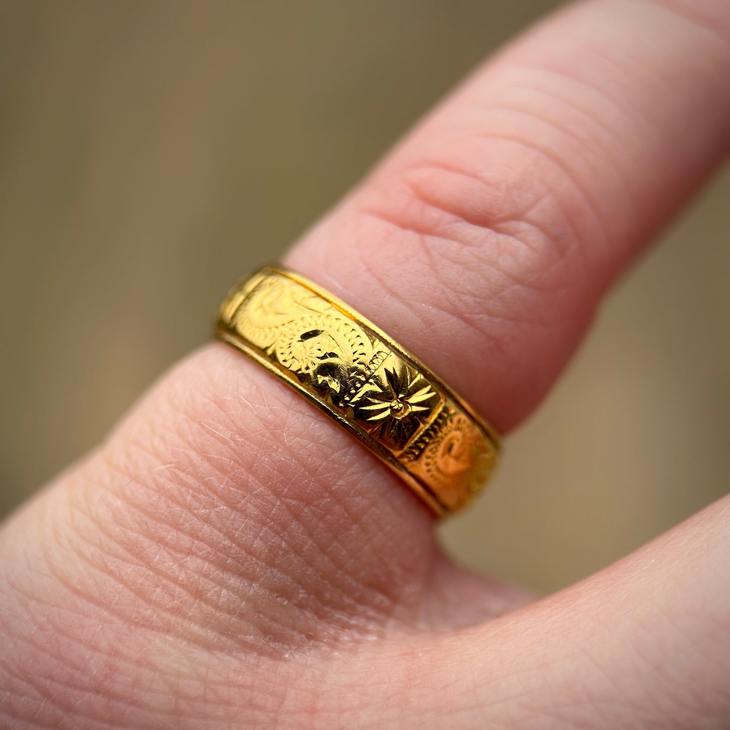 22ct Gold engraved wedding band Ring HEAVY 5 grams