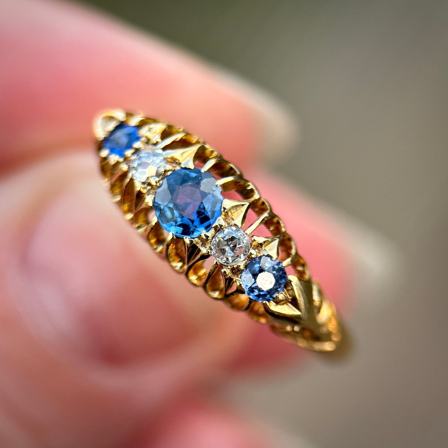 18ct Antique Fully Hallmarked Sapphire & Old Cut Diamond Gold Ring 2.8 grams
