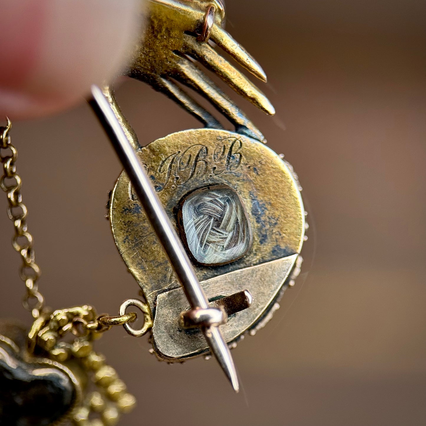 15ct Gold Antique Georgian early Victorian Hand Heart Key Mourning brooch lace pin
