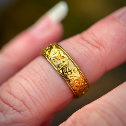 22ct Gold engraved wedding band Ring HEAVY 5 grams