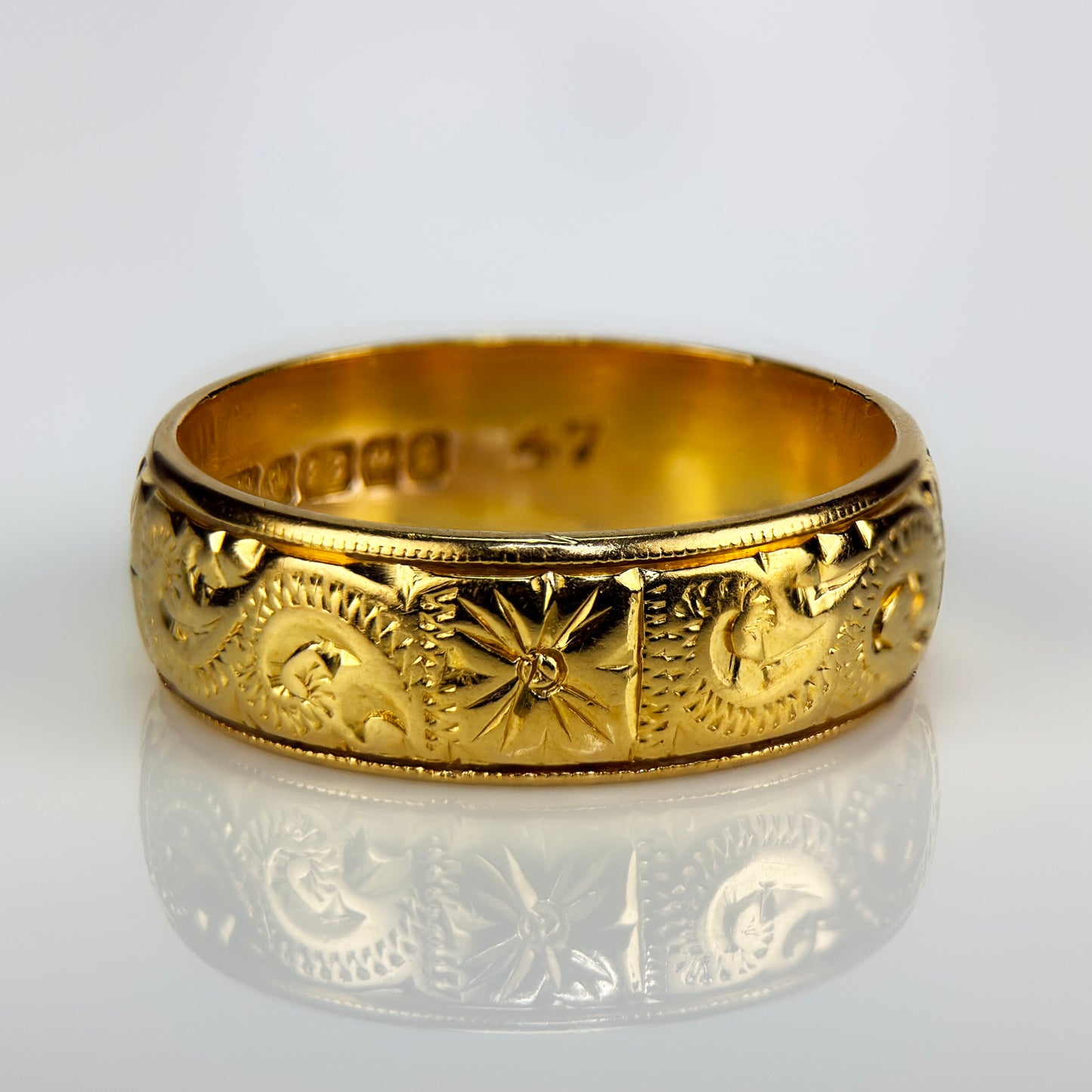 22ct Gold engraved wedding band Ring HEAVY 5 grams