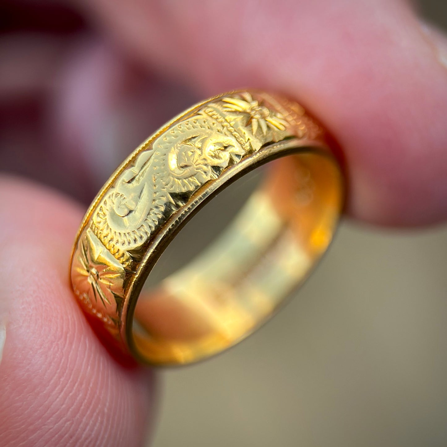 22ct Gold engraved wedding band Ring HEAVY 5 grams