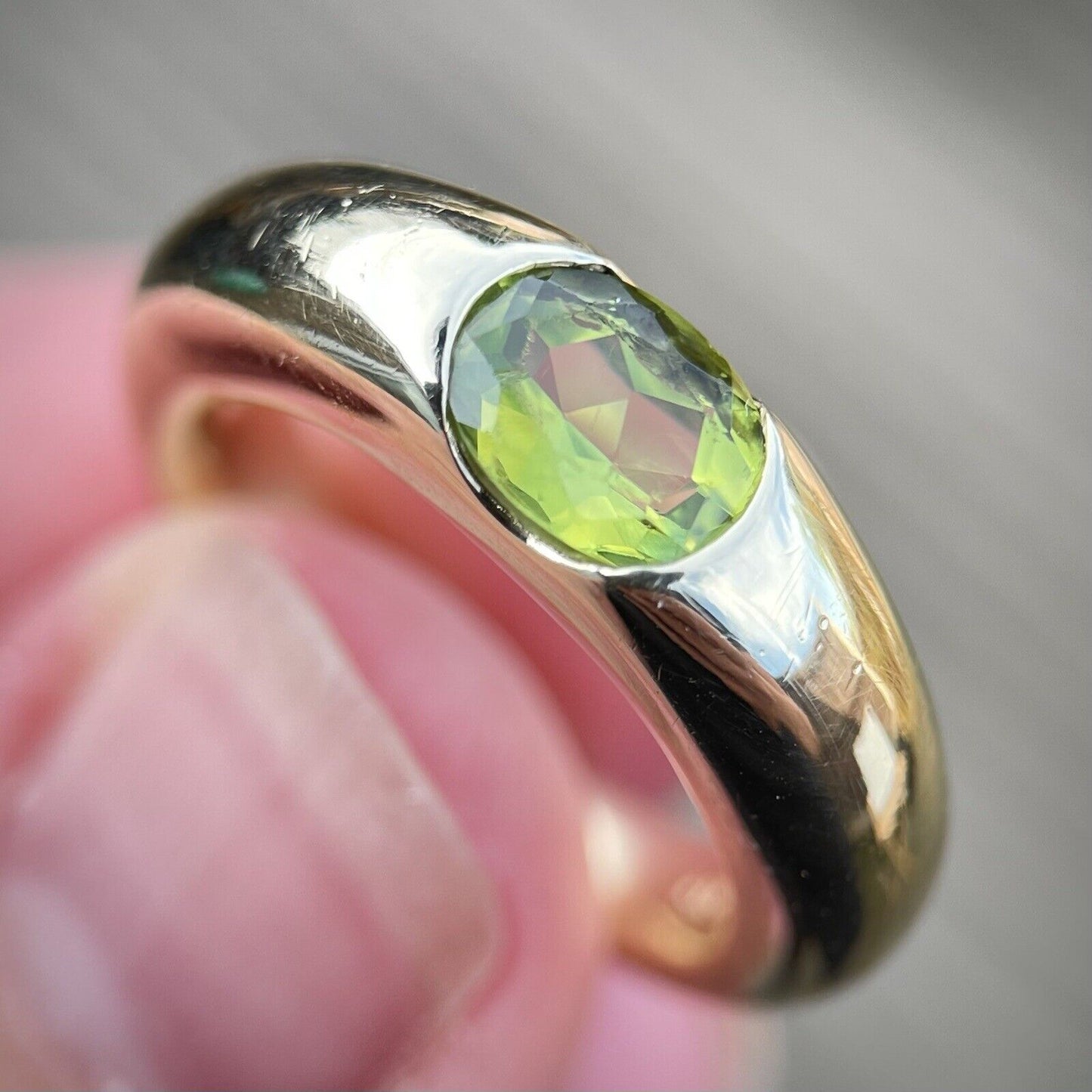 Peridot Solitaire Signet Gypsy Ring Size M 1/2 10 grams 14ct Yellow Gold HEAVY!