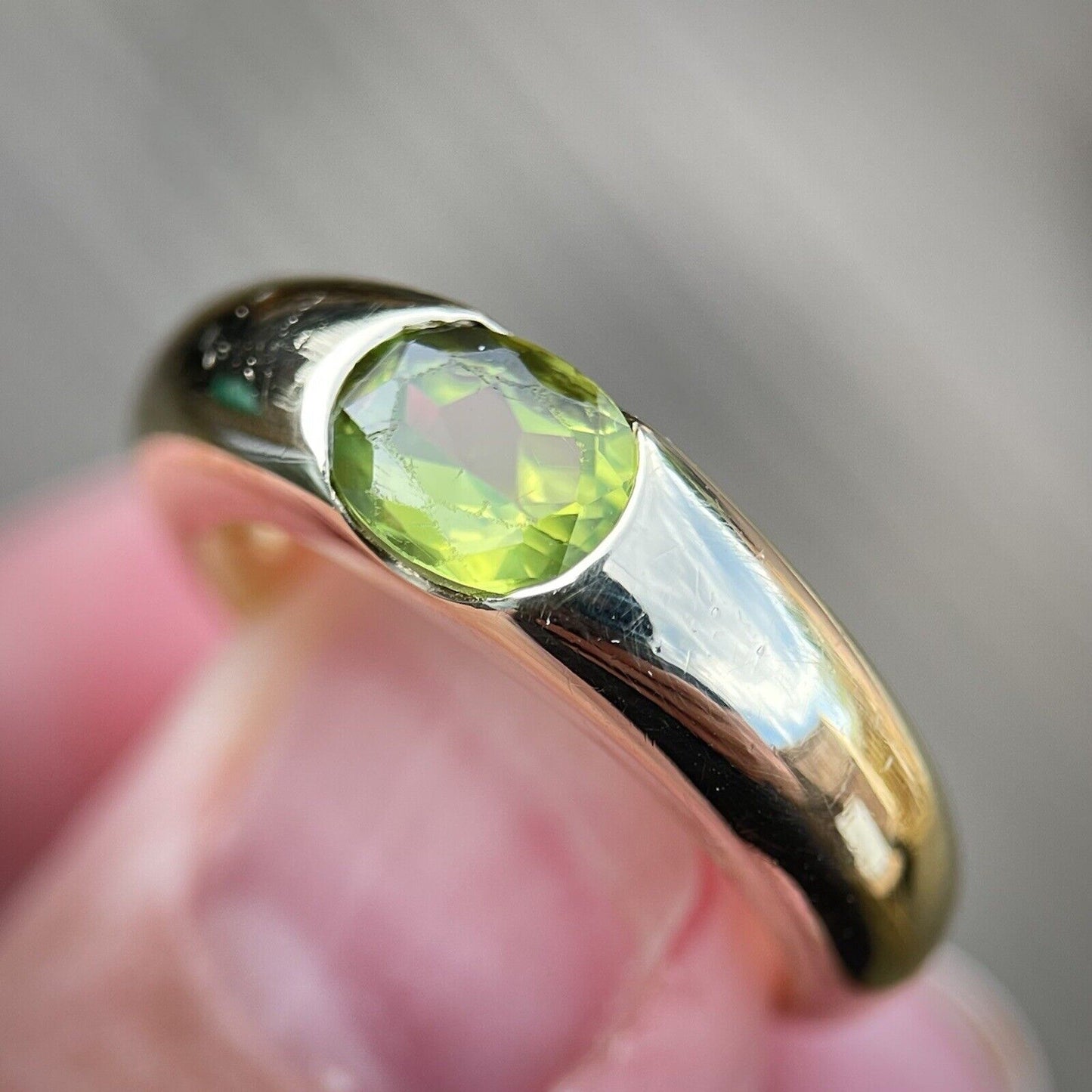Peridot Solitaire Signet Gypsy Ring Size M 1/2 10 grams 14ct Yellow Gold HEAVY!