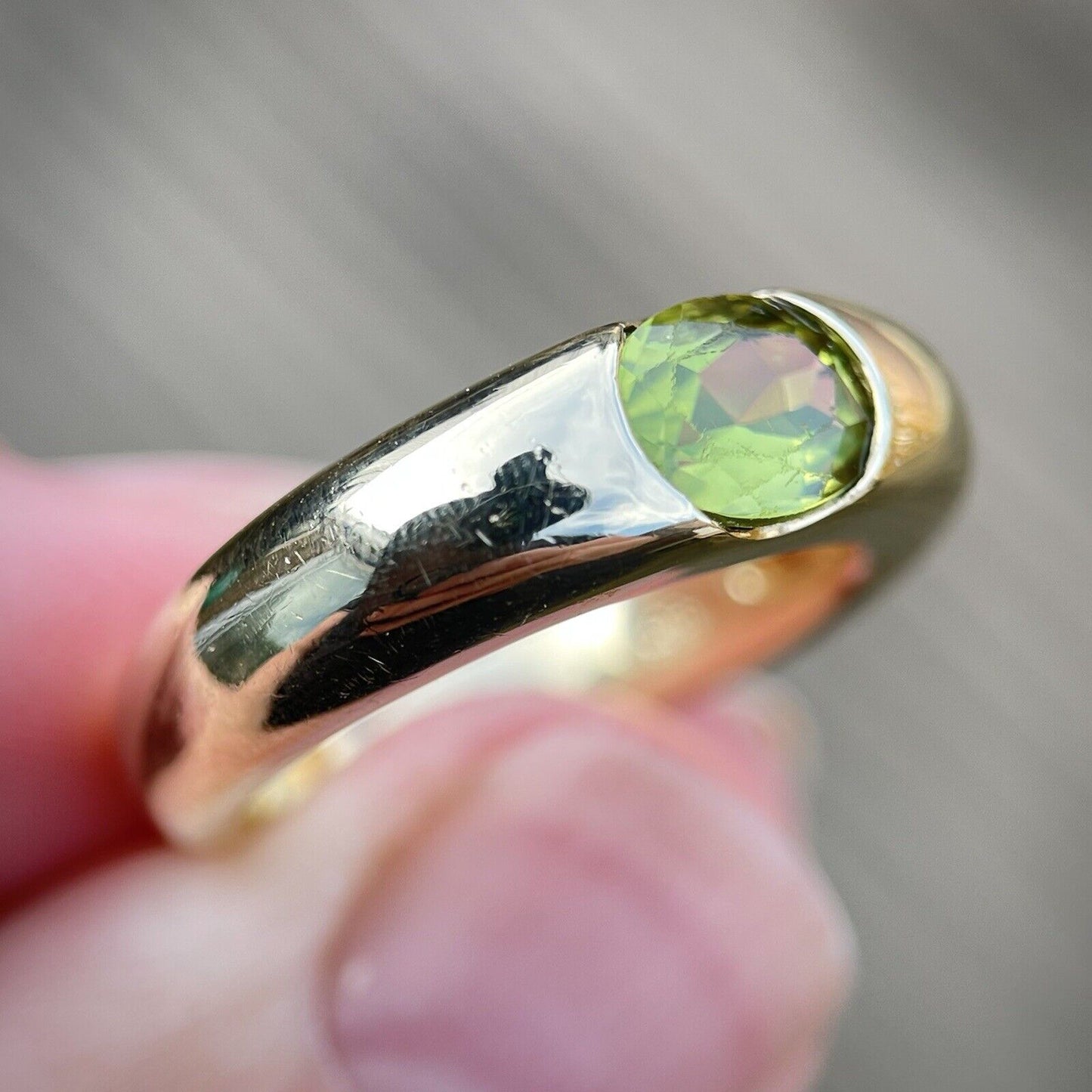 Peridot Solitaire Signet Gypsy Ring Size M 1/2 10 grams 14ct Yellow Gold HEAVY!